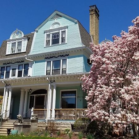Christmas House Bed & Breakfast Racine Bagian luar foto