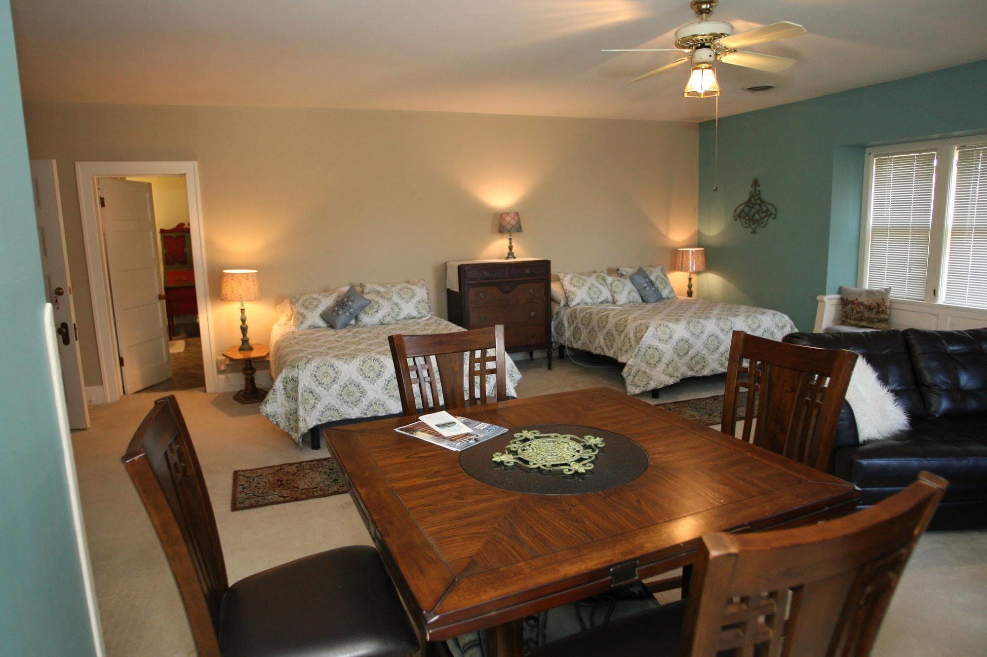Christmas House Bed & Breakfast Racine Bagian luar foto