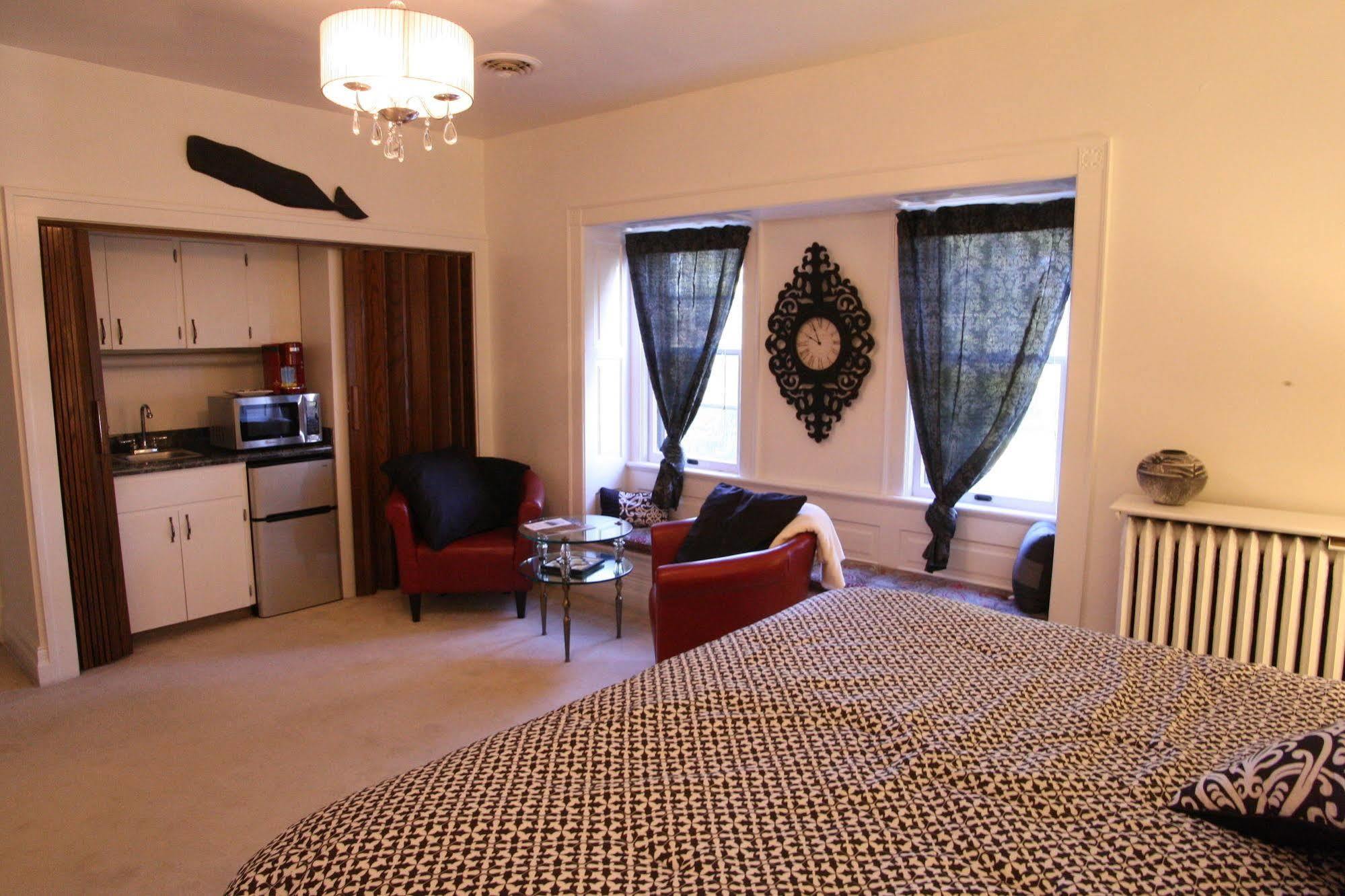 Christmas House Bed & Breakfast Racine Bagian luar foto