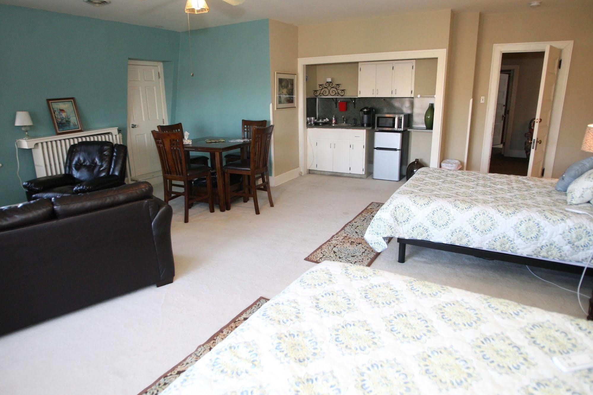 Christmas House Bed & Breakfast Racine Bagian luar foto